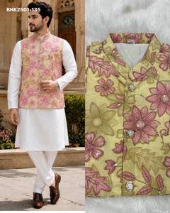 Conjunto de kurta-pantalón blanco de manga larga de satén Malai para uso ocasional y conjunto Koti para hombre con trabajo de lentejuelas posicional. Proveedor mundial. - Product Image 6