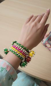 Conjunto de brazaletes artesanales de hilo de seda india con colgantes Latkan, joyería étnica tradicional, hilo de seda multicolor Chuda - Product Image 2