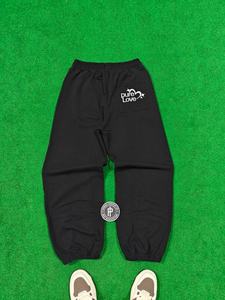 Pantalones deportivos negros de 400 GSM con bordado para hombre, con puños ajustables y cordón, 100% algodón premium. - Product Image 4