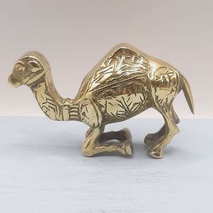 Figurine de chameau moderne en laiton pour centre de table, décoration de table d'entrée et présentation artistique - Product Image 1
