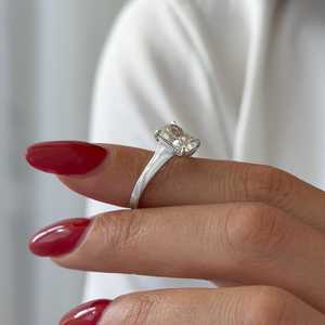 Bague de fiançailles vintage en or blanc avec diamant de laboratoire allongé de 2 carats, taille coussin, sertie de milgrains, certifiée IGI - Product Image 6