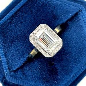 Anillo de Compromiso con Diamante Corte Esmeralda y Halo en Oro Amarillo Sólido, Estilo Vintage, con Halo Oculto, Anillo de Promesa para Mujer - Product Image 2