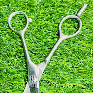 Ciseaux à cheveux en acier japonais à découpe fine avec logo personnalisé, fabricant professionnel, ciseaux de barbier, qualité salon - Product Image 4