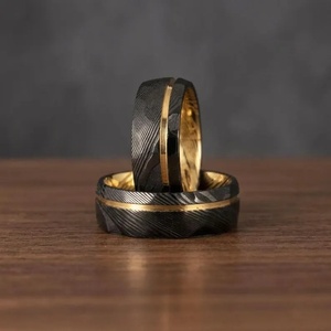Anillo de Boda de Acero de Damasco Hecho a Mano, Proveedor OEM Personalizado, Anillo para Hombre, Tendencia 2026, Más Vendido, Chapado en Oro para Padrinos de Boda, Color Personalizado - Product Image 1