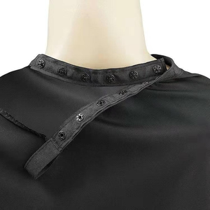 Cape de coiffure noire en polyester anti-adhésif pour salon de coiffure et barbier - Product Image 4