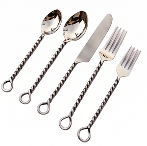 Ensemble de couverts classiques en métal avec design de poignée torsadée, finition miroir haute brillance, résistant à la rouille, pour utilisation en mariage. - Product Image 1