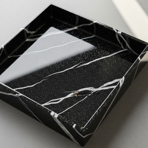 Plateau en résine noire artisanale avec feuille d'or |   Accessoire de luxe pour la maison - Product Image 4