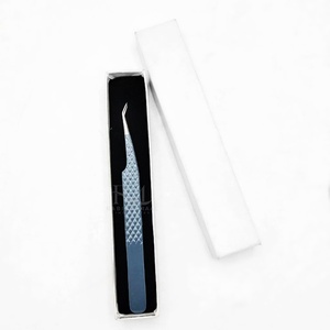 Pince à épiler pour extensions de cils en acier inoxydable, pointe argentée et revêtement noir brillant, angle de 45 degrés / Emballage en boîte carton - Product Image 2