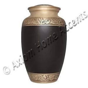 Urne en laiton élégante et brillante, fabriquée à la main, pour préserver les souvenirs, par Axiom Home Accents, avec un savoir-faire détaillé - Product Image 5