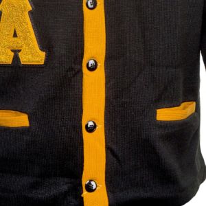 Cardigan personnalisé Alpha noir à col en V pour femme, en acrylique tricoté, chenille unie, logo frontal, vêtements d'hiver grecs - Product Image 6