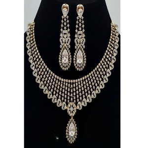 Magnifique ensemble collier et boucles d'oreilles en laiton plaqué or avec cristaux et strass, coupe poire goutte d'eau, classique, pour fiançailles, fêtes et mariages - Product Image 1