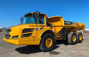 Camión Volquete Amarillo Volvo a 25 E con Garantía de 4 Años, Peso de 31650 kg, Alta Eficiencia Operativa - Product Image 4