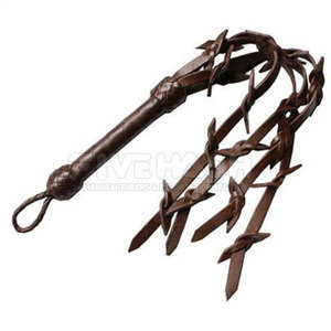 Flogger en cuir fait main avec des bandes multicouches durables et une poignée robuste offrant un poids équilibré et une manipulation facile - Product Image 6