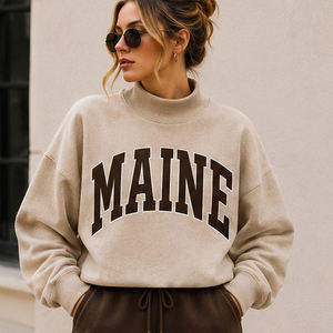 Sudadera color taupe con letras marrones en el pecho estilo Maine, cuello alto corto, puños y dobladillo acanalados, corte holgado, mangas largas, top informal para mujer - Product Image 1