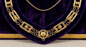 Chaîne de collier maçonnique en or, Étole de franc-maçon, Étui pour tablier carré brodé en velours violet avec pompon - Product Image 5