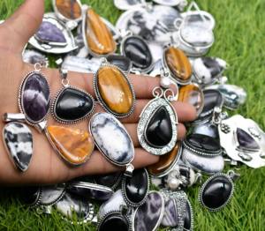 Lote Mixto de Colgantes Hechos a Mano Vintage con Ojo de Tigre, Amatista, Howlite y Otras Piedras Preciosas, Bañados en Plata Antigua - Product Image 2