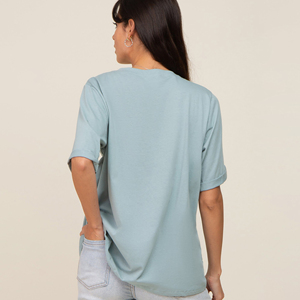 เสื้อยืดผู้หญิงแขนสั้นทรงครอป คอตตอน 100% สวมใส่สบาย พร้อมกระเป๋าหน้า ปักโลโก้ ขายส่ง - Product Image 2