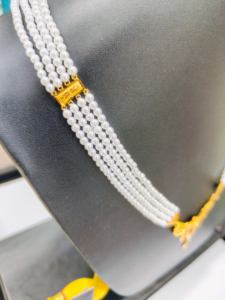 Ensemble de collier en or massif 22 carats avec perles, quatre rangs de perles blanches, pendentif floral, bijoux de mariée indiens traditionnels pour femmes - Product Image 2