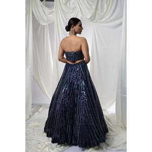 Lehenga Choli de créateur grande taille |   Broderie de dentelle perlée à la main avec cristaux |   Jupe à paillettes scintillantes, coupe trapèze, longueur au sol |   Vêtements de mariage - Product Image 3