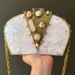 Bolso de mano artesanal de forma irregular para mujer, elegante y hermoso, con revestimiento de latón a un precio razonable por Universal Overseas - Product Image 1