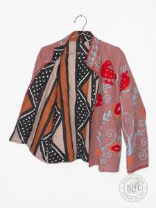 เสื้อแจ็คเก็ตโบโฮสั้นผ้าซูซานีสีชมพูอมเทา ปักลายดอกไม้และนกด้วยมือ แขนยาว เสื้อโค้ทฤดูหนาวสไตล์โบฮีเมียน - Product Image 4