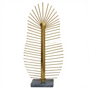 ประติมากรรมขนนกทรงรัศมีสีทองอลูมิเนียมสุดหรูบนฐานหินอ่อน - งานศิลปะโลหะนามธรรมสมัยใหม่สำหรับตกแต่งโต๊ะในบ้านและสำนักงาน - Product Image 1