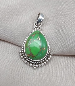 จี้เทอร์ควอยซ์สีเขียว เงินแท้ 925 เครื่องประดับพลอยสีเขียวฟ้าธรรมชาติ ของขวัญสุดหรูสำหรับผู้หญิง ดีไซน์แฮนด์เมดที่ไม่เหมือนใคร - Product Image 2