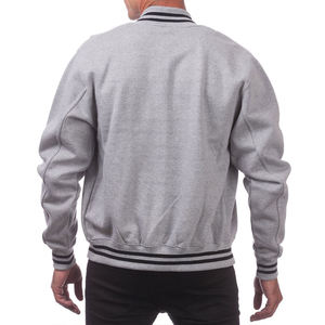 Chaqueta estilo universitario gris para hombre con mangas tonales, ribete acanalado negro y cierre de botones a presión, moda urbana. - Product Image 6