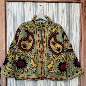 Veste de festival en tissu Suzani d'Ouzbékistan |   Manteau Bohème Brodé Artisanal & Kimono pour Invitée de Mariage - Product Image 1