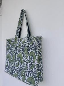 Bolso Tote de Algodón Acolchado con Diseño Floral Verde Boho, 17x14 Pulgadas, Hecho a Mano, con Correa para Hombro, Bolsillo Interior, Lavable y Reutilizable - Product Image 3