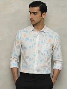 Camisa Casual con Estampado Geométrico para Hombre, Estilo Veraniego, Impresión Digital, Base Blanca con Formas Azules, Naranjas y Grises - Product Image 2