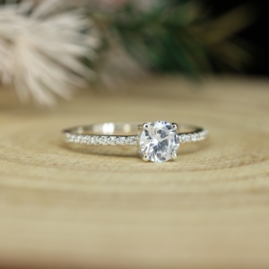 Bague de fiançailles élégante pour femme en argent sterling 925 plaqué or avec sertissage griffe et pierre principale Moissanite VVS 1 carat certifiée GRA - Product Image 5