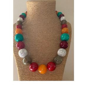 Collier en perles de résine ange fait main, design élégant et massif pour un usage quotidien - Product Image 3