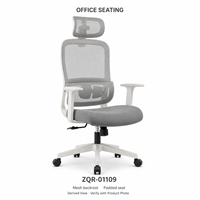 Chaise de bureau en maille grise avec cadre blanc, appui-tête, accoudoirs en forme de T et base à roulettes blanche pour postes de travail modernes