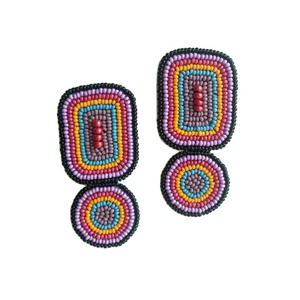 Pendientes colgantes bordados con cuentas a la moda hechos a mano en diseño multicolor para mujeres de moda con estilo Unisex - Product Image 3