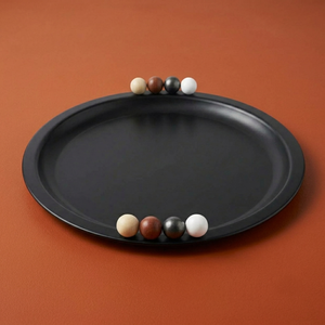 Plateau de service noir mat chic orné d'accents de perles en bois naturel, plat rond moderne et élégant pour une décoration intérieure raffinée - Product Image 1