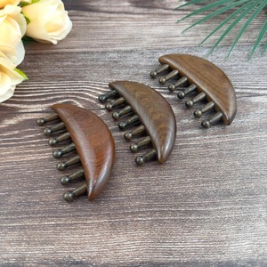 Masseur facial Gua Sha en bois rustique écologique avec artisanat en bois d'acacia massif pour la relaxation musculaire - Cadeau du Nouvel An - Product Image 4