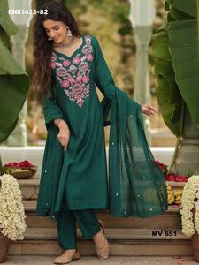 Conjunto de Kurti-Pantalón y Dupatta Verde de Rayón Viscosa de Alta Calidad con Bordado Multihilo, Listo para Usar, Proveedor Indio - Product Image 3