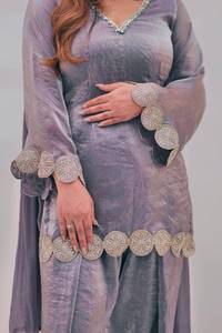 Ensemble Salwar Traditionnel en Soie Fendi pour Femme, Broderie Fait Main, Haut à Sequins, Salwar Farshi, Dupatta en Dentelle Faite à la Main - Product Image 2