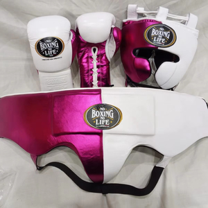 No Boxing No Life Ensemble d'entraînement et de sparring de boxe pour femmes et filles, comprenant des gants de boxe rose et blanc, un protège-tête et un protège-guêtres - Product Image 1