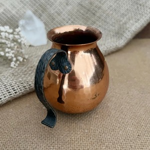 Pichet en cuivre artisanal avec motif floral, carafe vintage en métal pour boissons, objet décoratif, cadeau - Product Image 3