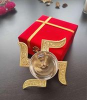 Lampe à huile moderne en aluminium argenté et doré, motif Swastik Diya, avec boîte en velours, pour Pooja, cadeau de Diwali, décoration d'intérieur - Vente en gros