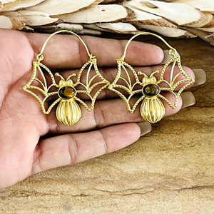 Pendientes Boho de Último Diseño, Joyería Tribal de Latón para Mujer, Chapados en Oro de 18k, Aros Góticos con Diseño de Murciélago y Ojo de Tigre, para Venta al por Mayor/OEM/ODM - Product Image 2