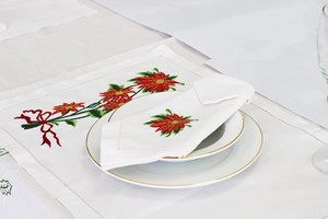 Ensemble de nappes et de serviettes de table personnalisées en broderie Quang Thanh, motif Poinsettia de Noël, 100% coton, lavable en machine, réutilisable, pour la maison et les restaurants - Product Image 2
