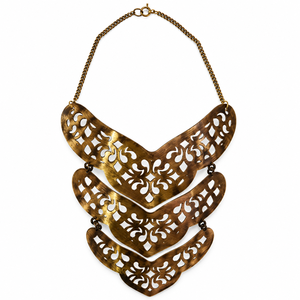 Collar de latón dorado antiguo con capas, diseño floral calado, joyería tribal llamativa, suministro al por mayor - Product Image 1