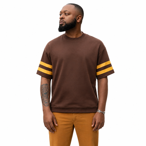 Vêtements grecs personnalisés T-shirt en tricot à manches courtes marron pour homme avec manches rayées jaunes Col rond Coupe décontractée - Product Image 1