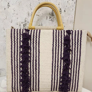 Sac fourre-tout en jacquard tissé à la main avec franges en pompon violet foncé et poignées en bois - Product Image 1
