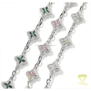 สร้อยข้อมือลายดอกไม้สีเงินประดับกลีบดอกสีชมพูและรายละเอียดหินประกาย สำหรับผู้ซื้อเครื่องประดับแฟชั่นขายส่ง - Product Image 2