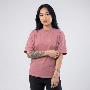 เสื้อยืดผู้หญิงคุณภาพพรีเมียม ผ้าฝ้าย 100% 240 GSM ทรงหลวม ระบายอากาศดี ดีไซน์ล่าสุด พิมพ์โลโก้ตามสั่ง สำหรับฤดูร้อน - Product Image 4