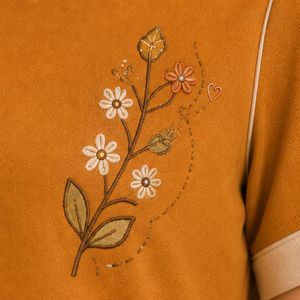 T-shirt décontracté pour femme col en V manches courtes beige moutarde orange broderie florale bordure contrastante détails boutonnés vente en gros - Product Image 6